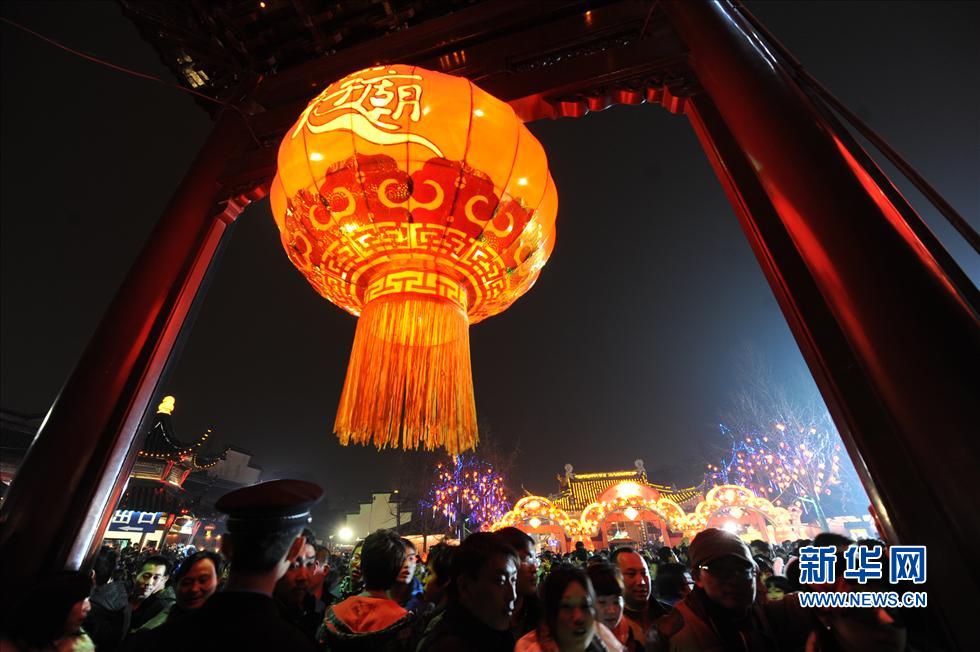 2月24日，游人在南京夫子廟&ldquo;天下文樞&rdquo;牌坊下賞燈。